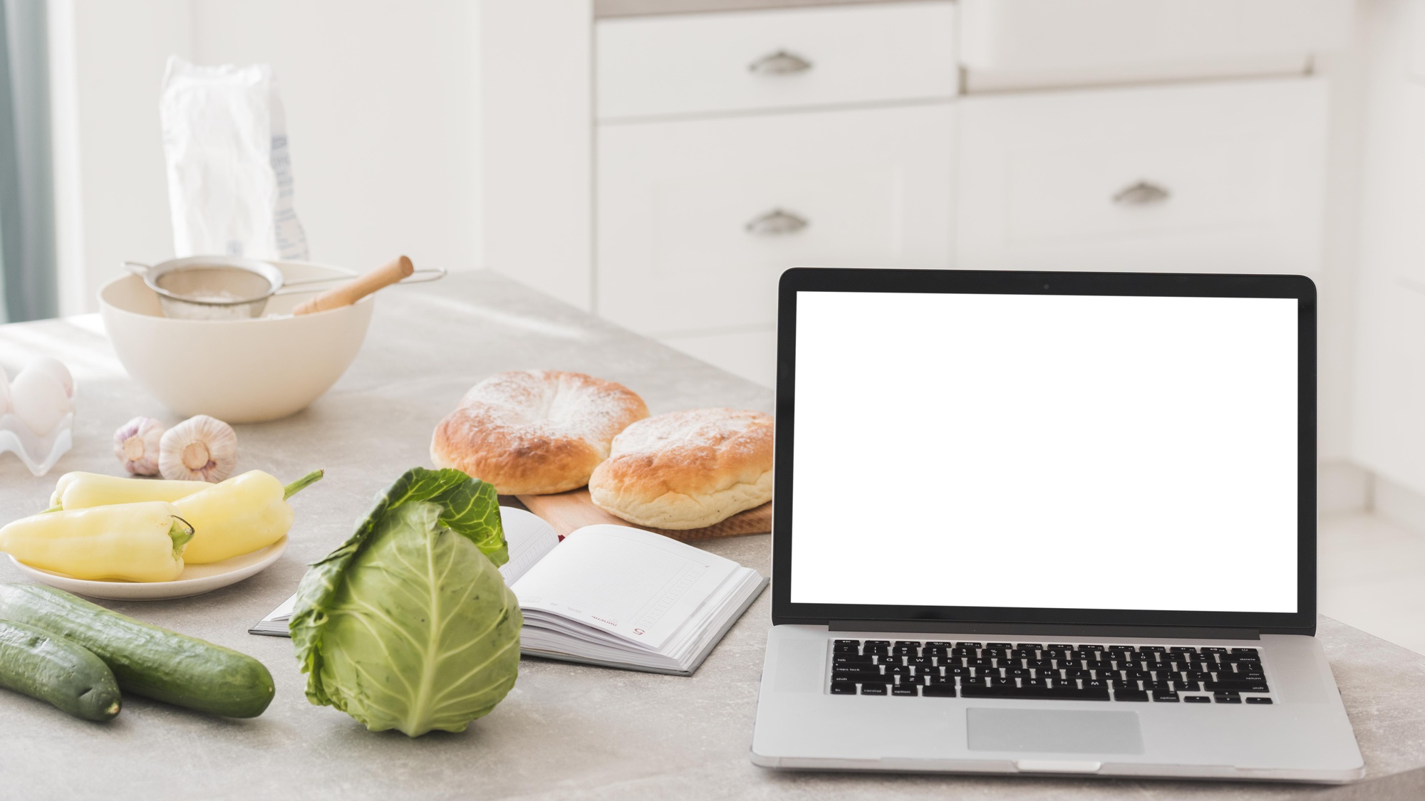 Tavolo da cucina moderno con laptop e ingredienti