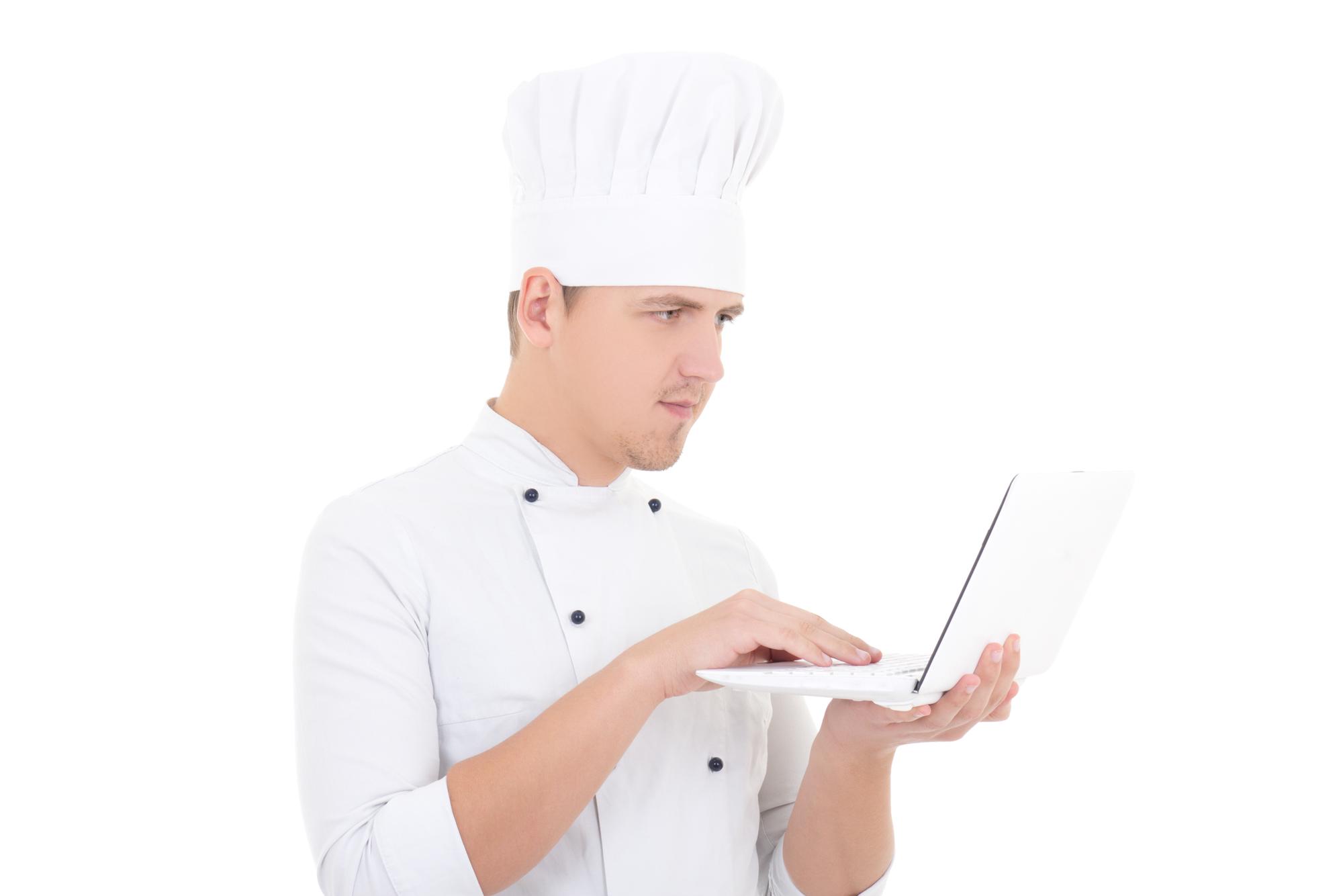 Chef digitale che mostra tecniche su laptop